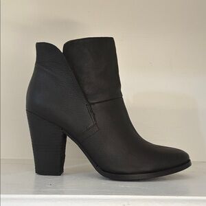 VINCE CAMUTO Black Leather Ristin Chunky Heel Booties sz.8